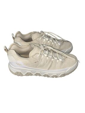 UGG CapTrail Low Taupe Sand Platform Sneakers Size 9 Sporty Streetwear Suede